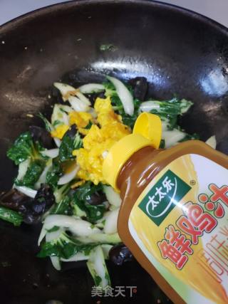 美味减脂奶白菜炒鸡蛋的做法步骤：8