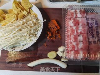 麻辣水煮肥牛金针菇的做法步骤：1