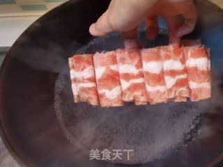 麻辣水煮肥牛金针菇的做法步骤：2