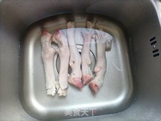 麻辣羊蹄的做法步骤：1