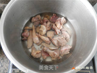 当归三七鸽子汤的做法步骤：2
