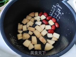 枸杞红枣苹果汤的做法步骤：2