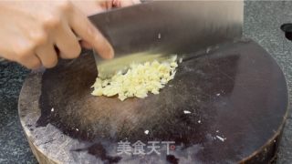 蒜蓉黄油虾的做法步骤：1