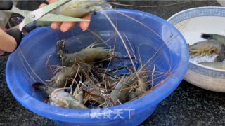 蒜蓉黄油虾的做法步骤：2