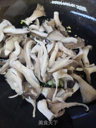鲜香美味蘑菇炒肉片的做法步骤：5