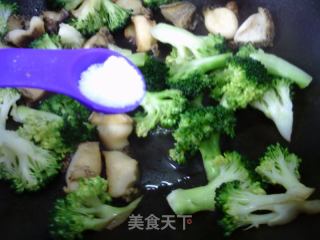 鲍鱼炒西兰花的做法步骤：9