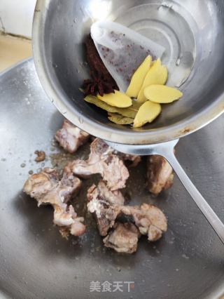 酱骨架焖萝卜的做法步骤：4