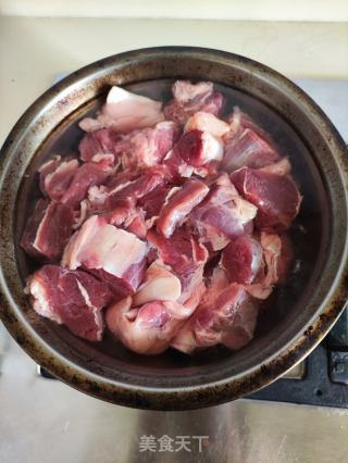 胡萝卜焖羊肉的做法步骤：1