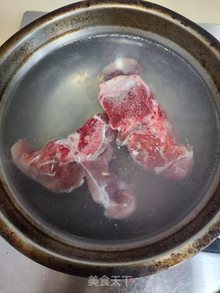春菜龙骨汤的做法步骤：1