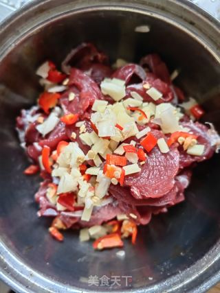 胡萝卜牛肉滑肉汤的做法步骤：1
