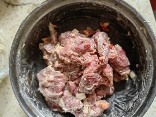 胡萝卜牛肉滑肉汤的做法步骤：2