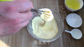 淡奶油古早，轻轻掰开，那丝滑的奶香弥漫开来，散发着令人陶醉的香甜。的做法步骤：4