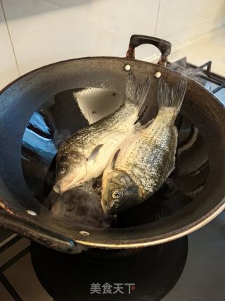 鲫鱼汤面的做法步骤：2