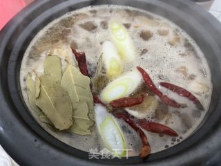手残版红烧肉鹌鹑蛋的做法步骤：7