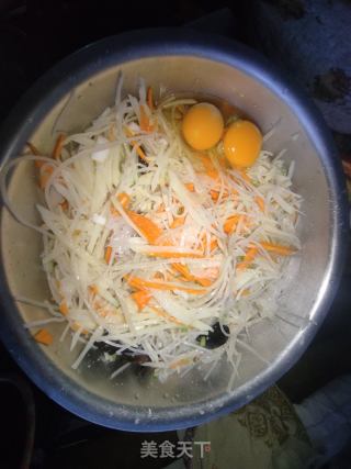 土豆粉条饼的做法步骤：3