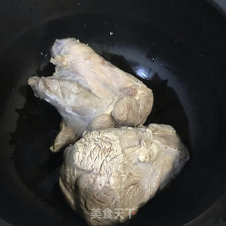 牛腱子白萝卜汤的做法步骤：2