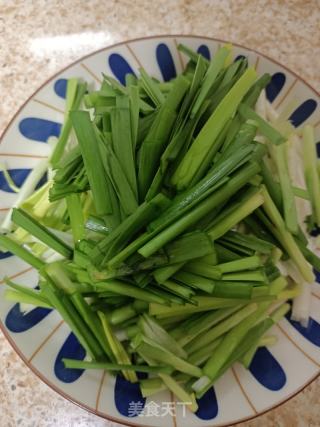 土豆丝炒韭黄的做法步骤：2