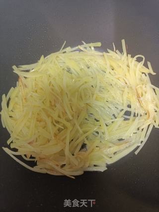 土豆丝炒韭黄的做法步骤：3