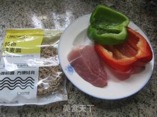 瘦肉双椒炒荞麦面的做法步骤：1