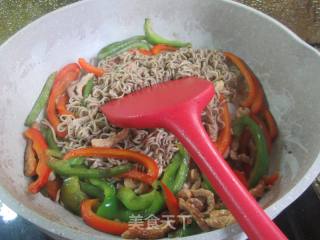 瘦肉双椒炒荞麦面的做法步骤：11
