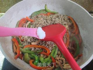 瘦肉双椒炒荞麦面的做法步骤：12