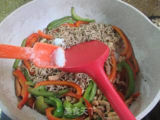 瘦肉双椒炒荞麦面的做法步骤：13