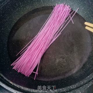秃黄油拌火龙果面的做法步骤：2
