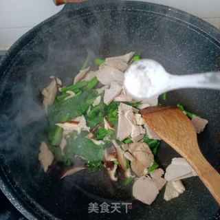 熟肉菜芯炒香菇的做法步骤：10