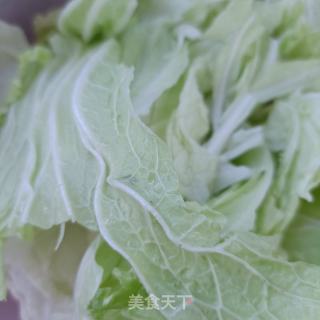 白菜叶炒黑虎虾的做法步骤：1