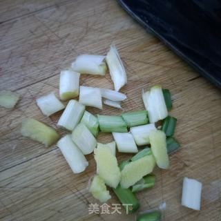 白菜叶炒黑虎虾的做法步骤：3