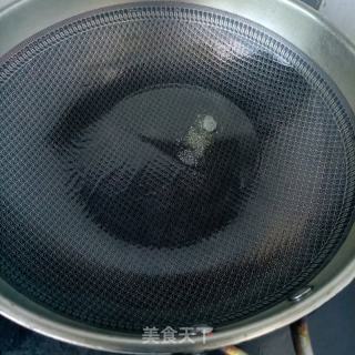 白菜叶炒黑虎虾的做法步骤：5