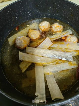 火锅肉丸子配红薯粉的做法步骤：3