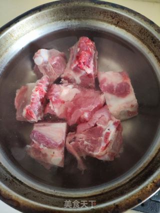 姬松茸龙骨汤的做法步骤：1