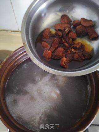 姬松茸龙骨汤的做法步骤：7