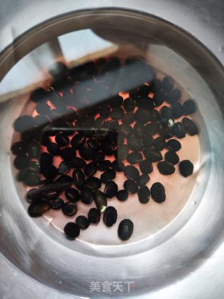 伸筋草猪手汤的做法步骤：1