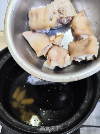 伸筋草猪手汤的做法步骤：6