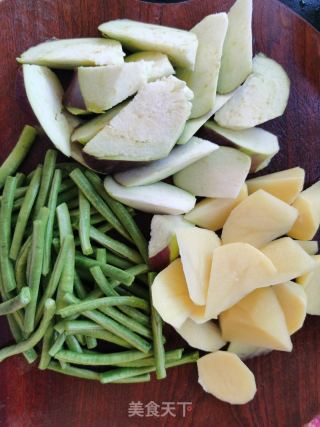 豆角土豆茄子煲的做法步骤：2
