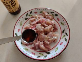 饭菜一锅出—鸡腿土豆焖饭的做法步骤：2