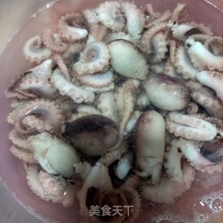 圆椒炒八爪鱼的做法步骤：1