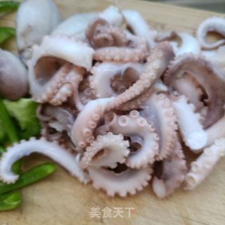 圆椒炒八爪鱼的做法步骤：3