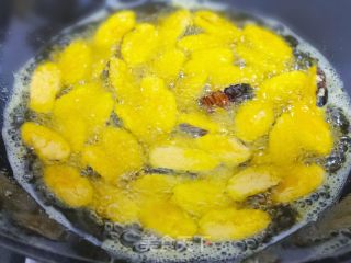 干煸蚕蛹的做法步骤：5