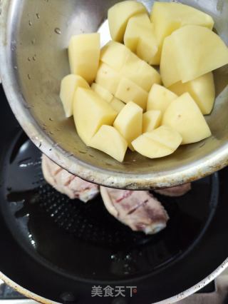 土豆焖鸡翼的做法步骤：3