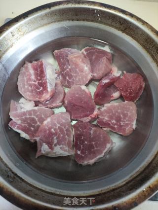 伸筋草隔山肉汤的做法步骤：1