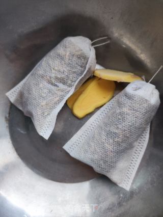 伸筋草隔山肉汤的做法步骤：3