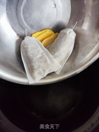 伸筋草隔山肉汤的做法步骤：4