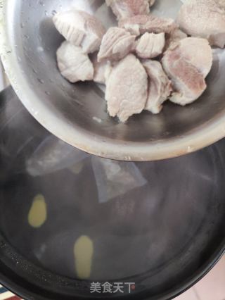 伸筋草隔山肉汤的做法步骤：5