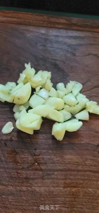番茄烧牛白腩的做法步骤：2