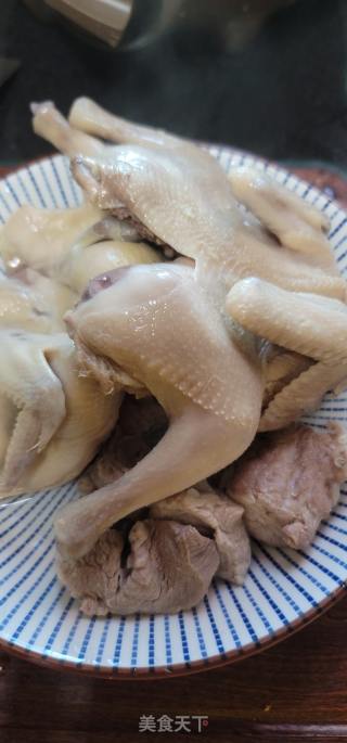 春砂仁根鸽子汤的做法步骤：1