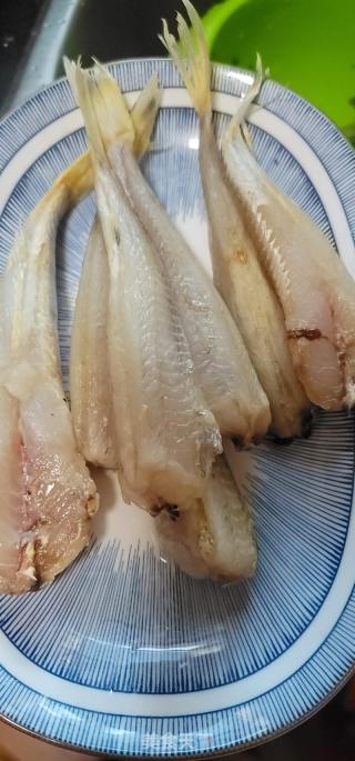 红烧红娘鱼的做法步骤：1