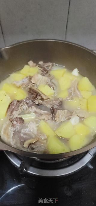 牛白腩烧土豆的做法步骤：10